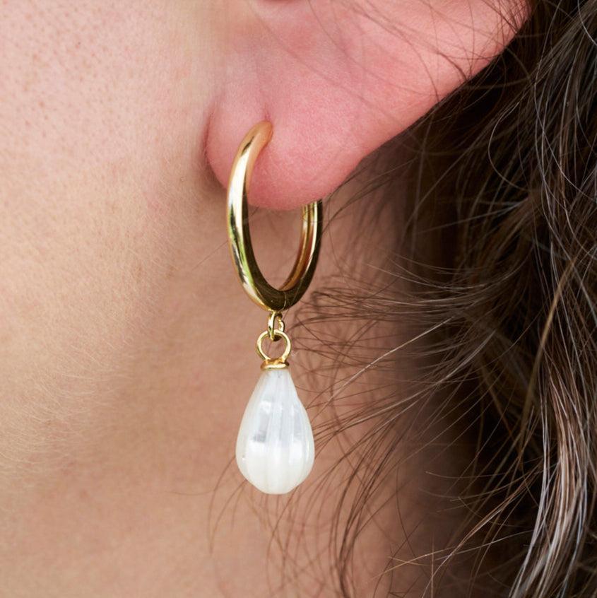 Boucles d'oreilles créoles avec nacre gravée