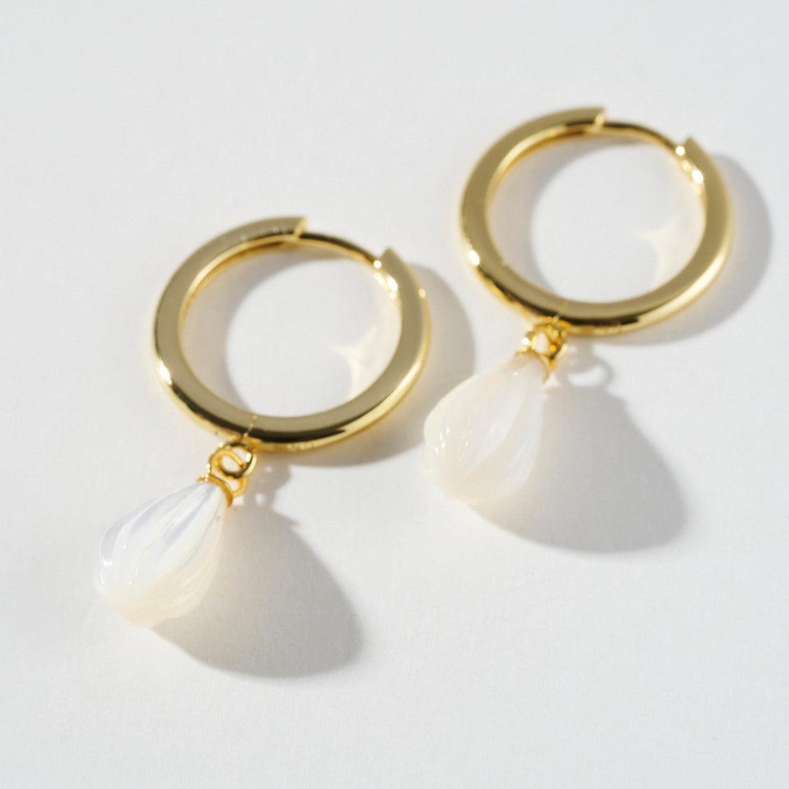 Boucles d'oreilles créoles avec nacre gravée