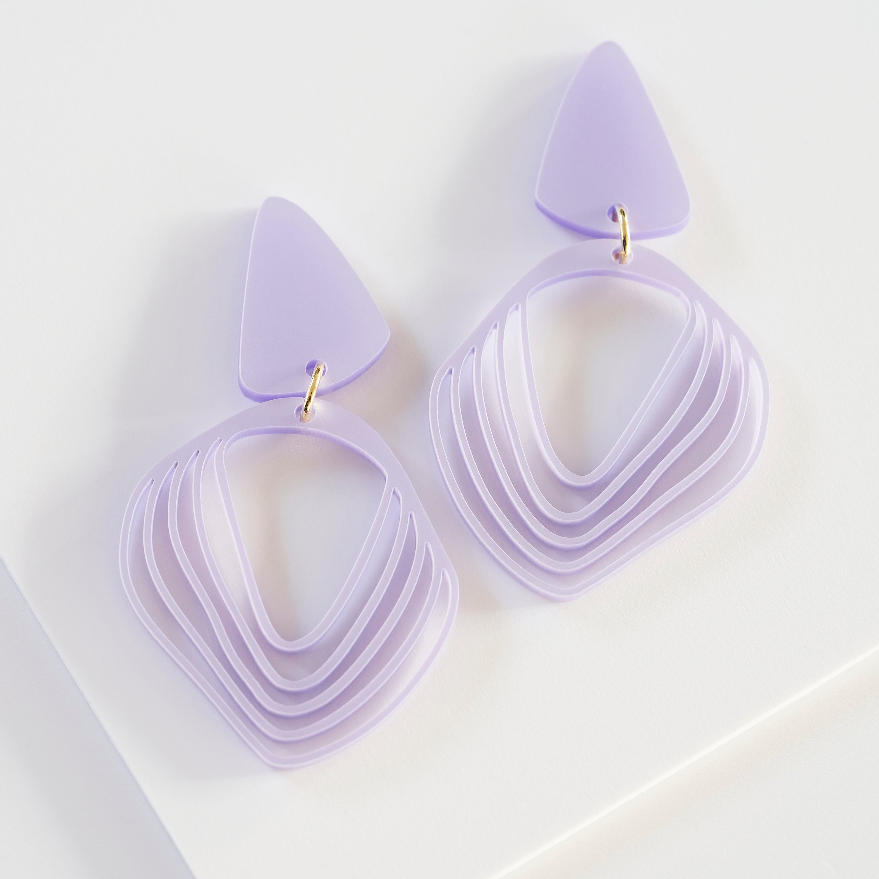 Anikó - pearly lavender-Veronica Antonucci-Veronica Antonucci-nachhaltige-statement-ohrringe-schweiz