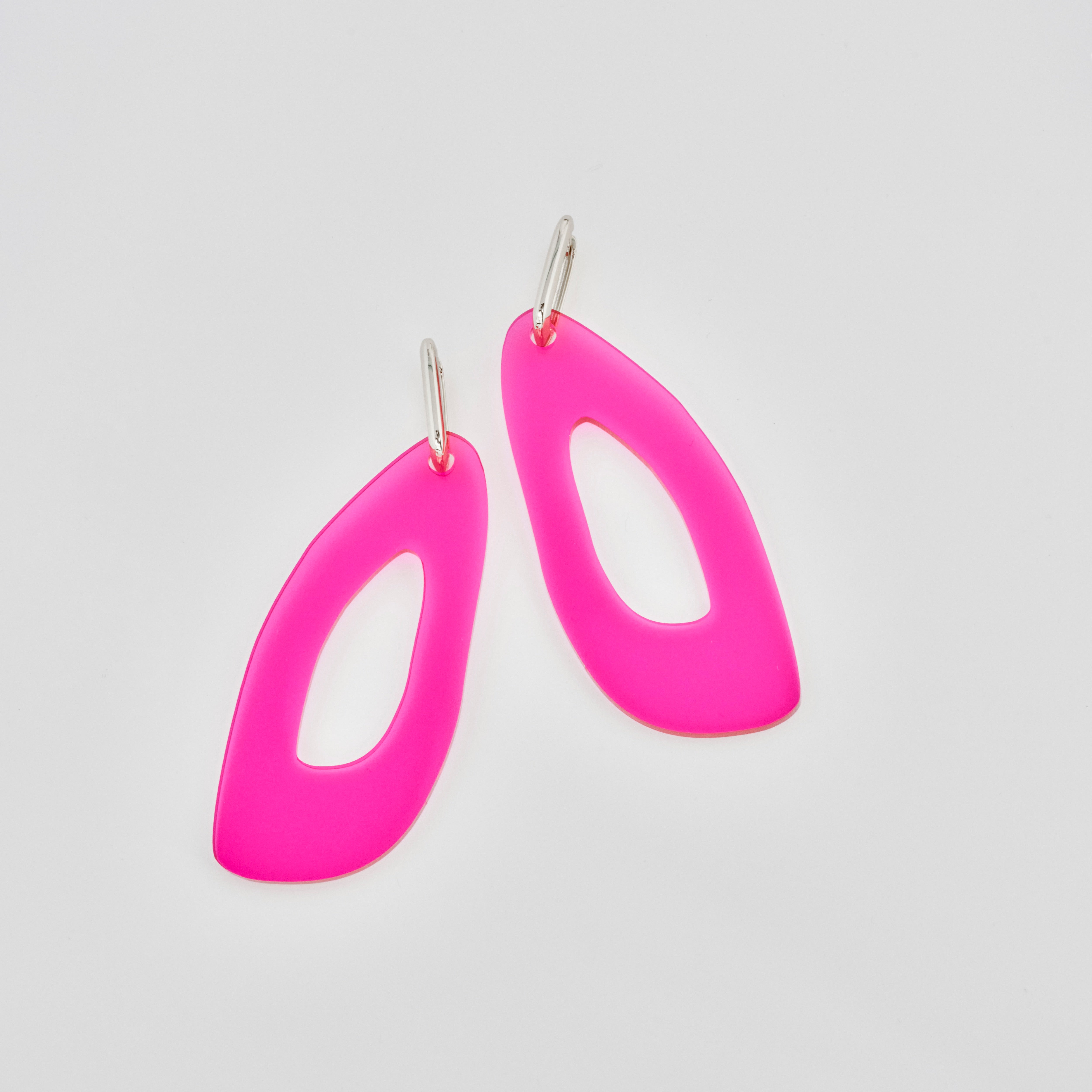 Arlène-acrylic glass-Veronica Antonucci-Silber Kreole-Pink-Veronica Antonucci-nachhaltige-statement-ohrringe-schweiz