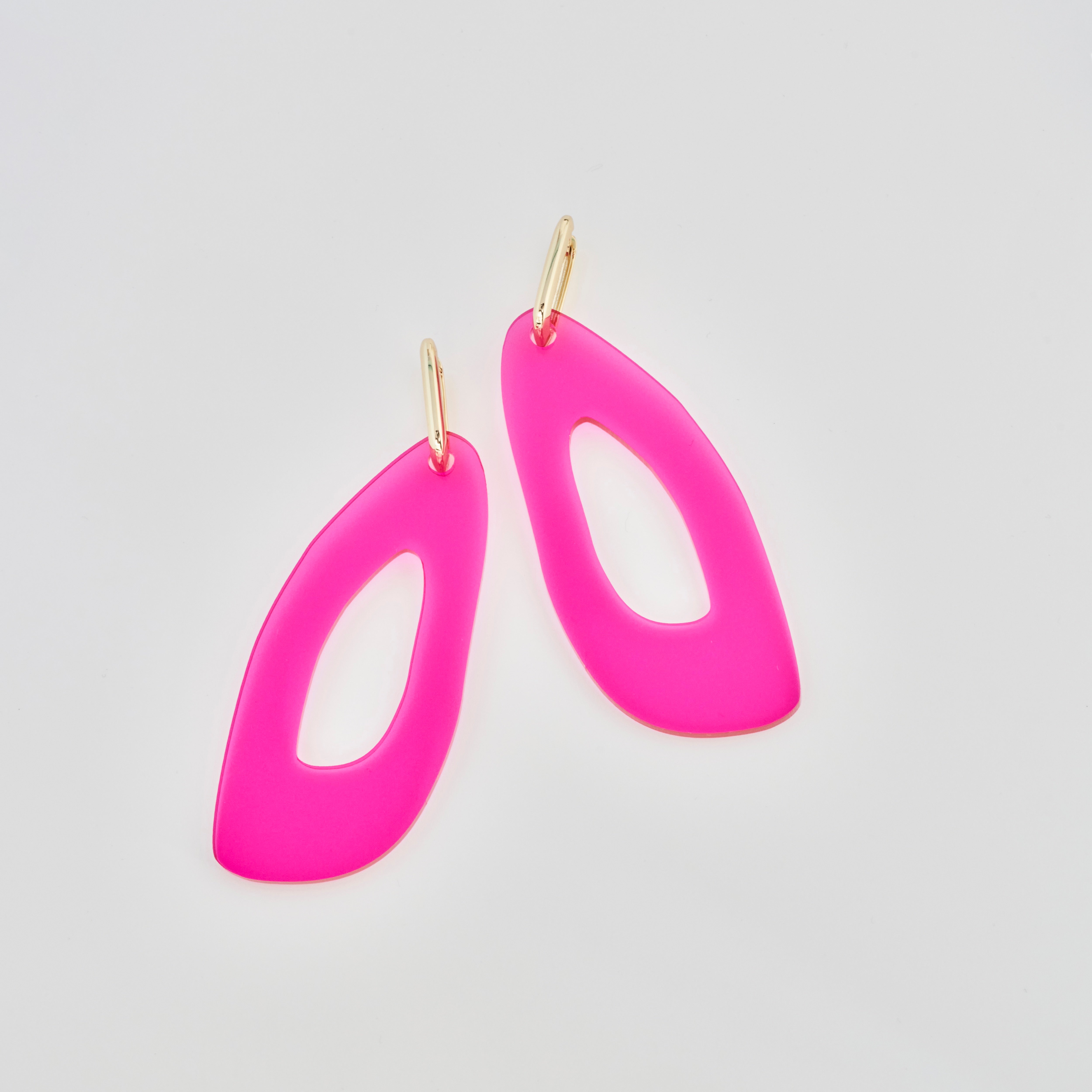 Arlène-acrylic glass-Veronica Antonucci-Vergoldete Kreole-Pink-Veronica Antonucci-nachhaltige-statement-ohrringe-schweiz