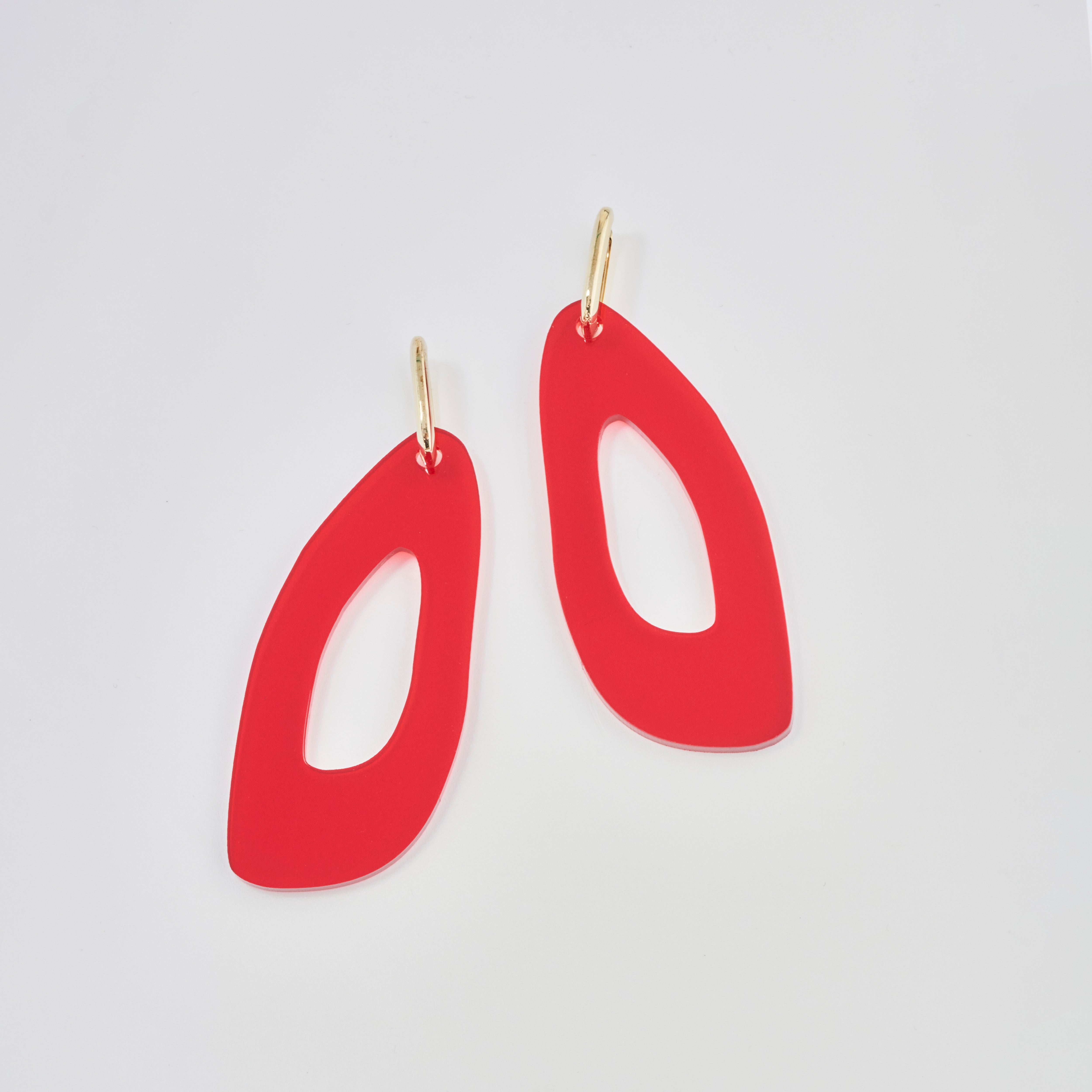 Arlène-acrylic glass-Veronica Antonucci-Vergoldete Kreole-Red-Veronica Antonucci-nachhaltige-statement-ohrringe-schweiz