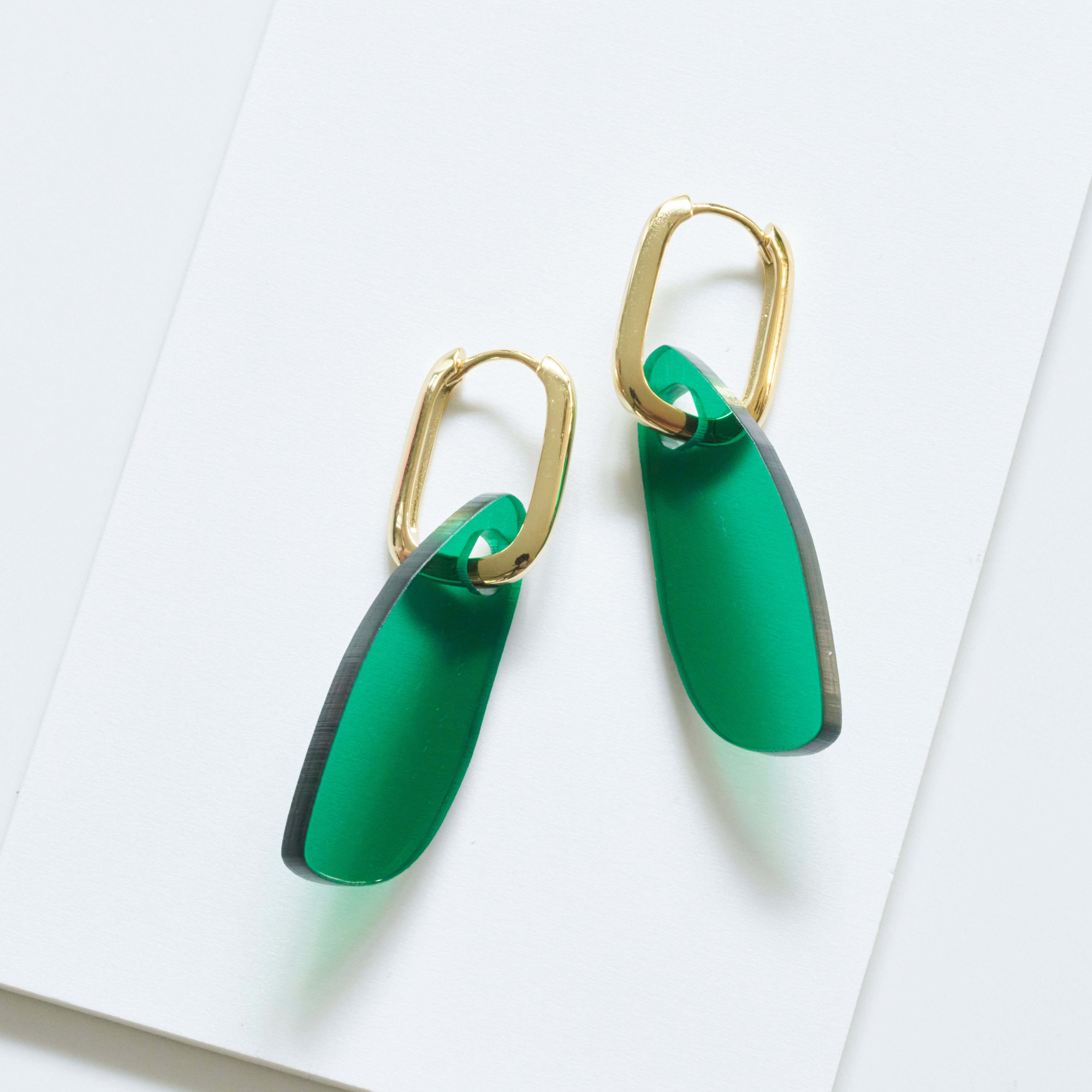 Eva - dark green-acrylic glass-Veronica Antonucci-Vergoldete Kreole-Veronica Antonucci-nachhaltige-statement-ohrringe-schweiz