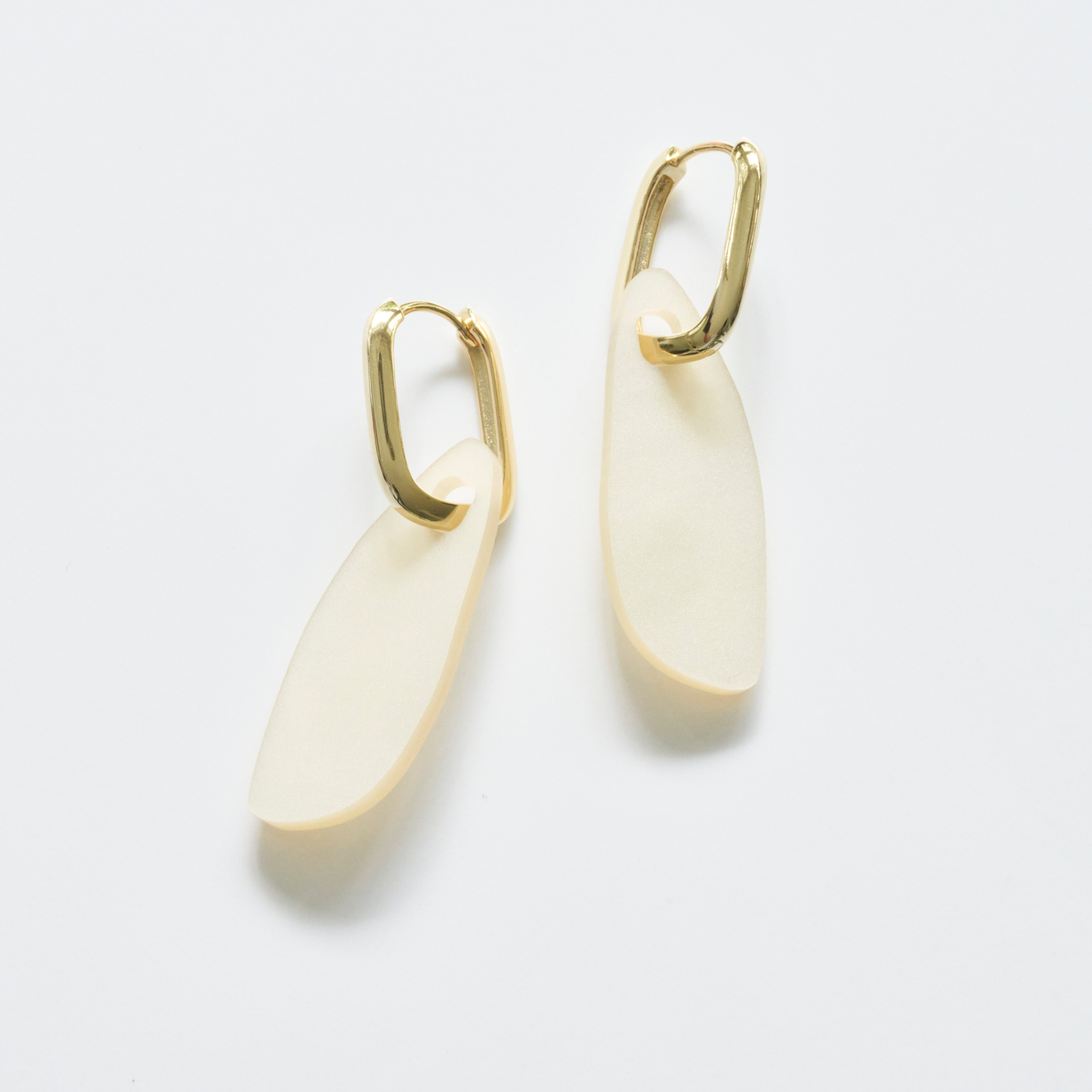 Eva - pearl-acrylic glass-Veronica Antonucci-Vergoldete Kreole-Veronica Antonucci-nachhaltige-statement-ohrringe-schweiz