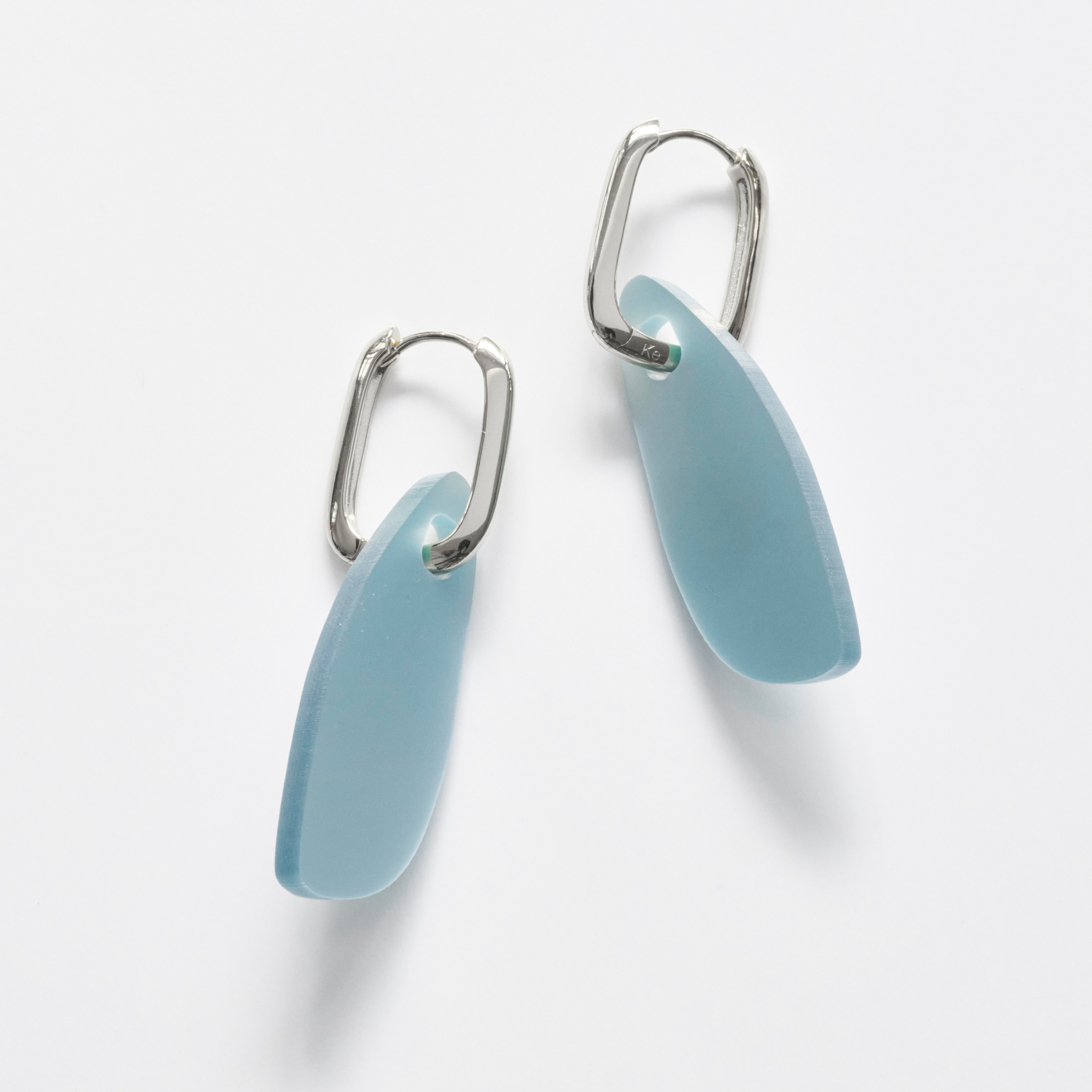 Eva - pearly blue-acrylic glass-Veronica Antonucci-Silber Kreole-Veronica Antonucci-nachhaltige-statement-ohrringe-schweiz