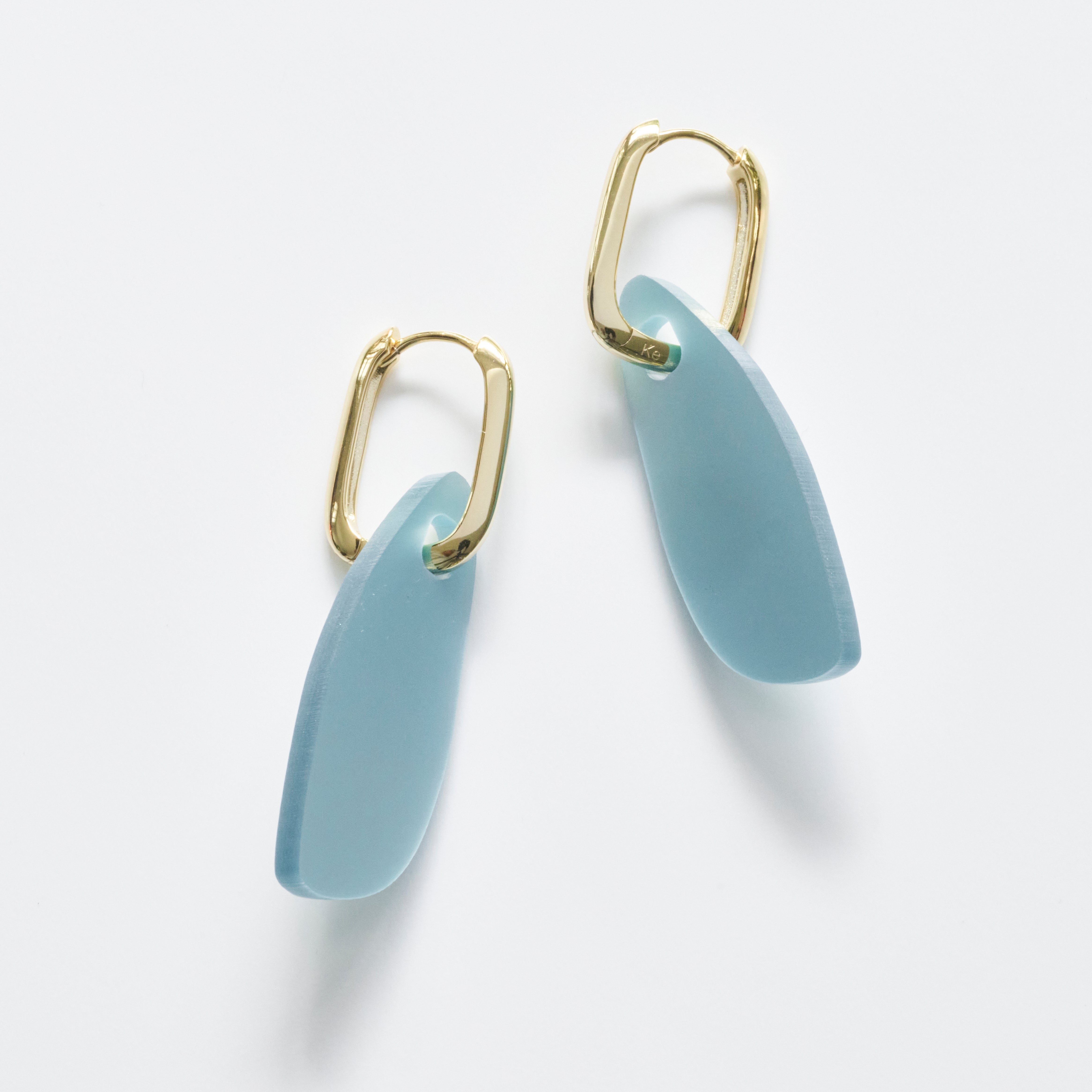 Eva - pearly blue-acrylic glass-Veronica Antonucci-Vergoldete Kreole-Veronica Antonucci-nachhaltige-statement-ohrringe-schweiz