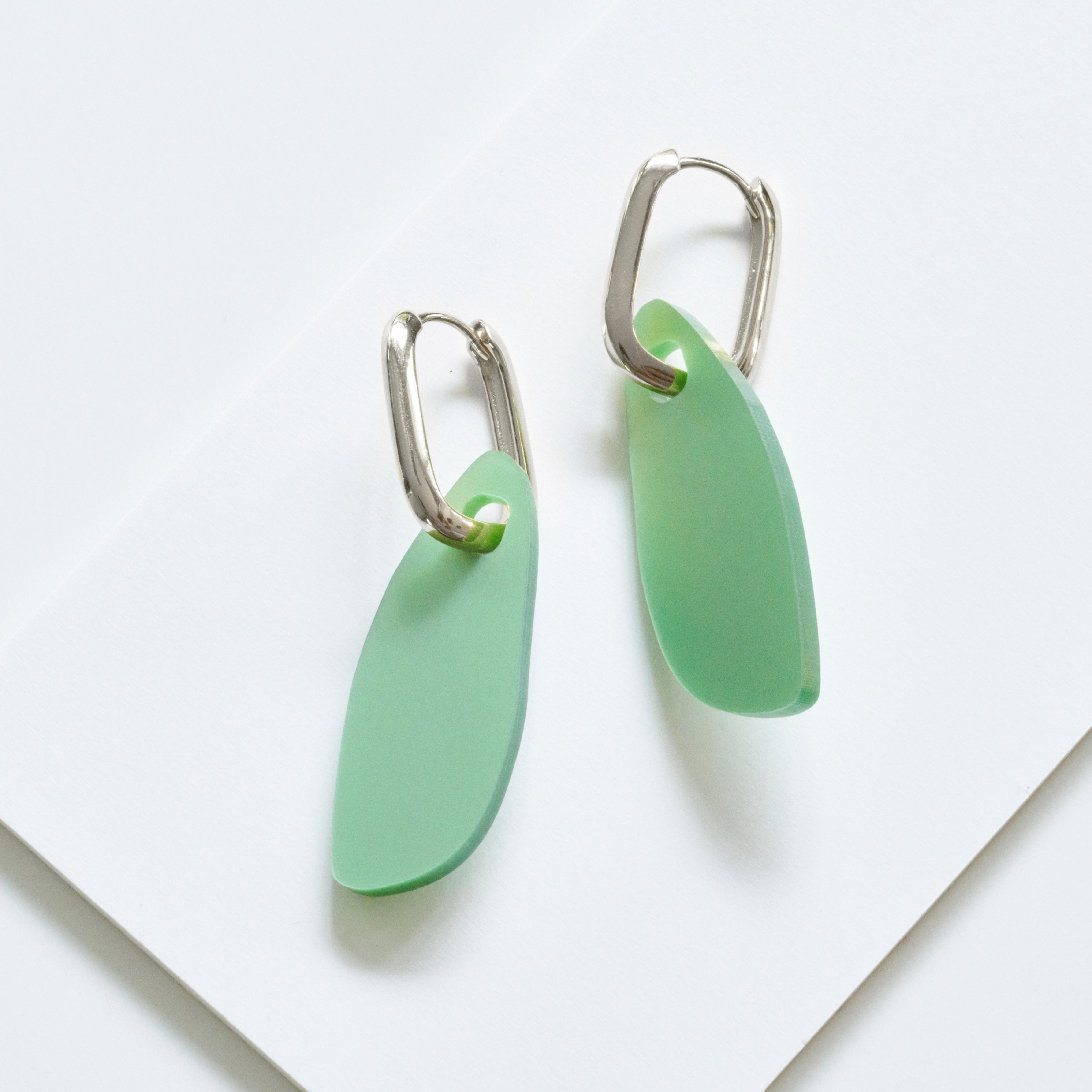 Eva - pearly green-acrylic glass-Veronica Antonucci-Silber Kreole-Veronica Antonucci-nachhaltige-statement-ohrringe-schweiz