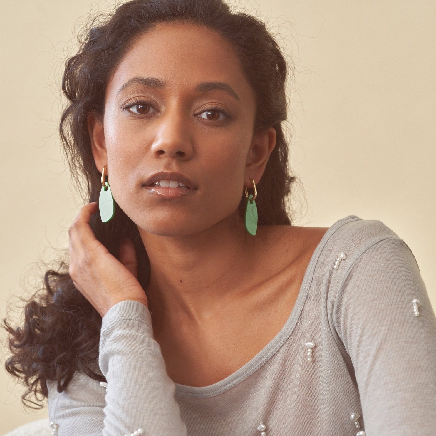 Eva - pearly green-acrylic glass-Veronica Antonucci-Veronica Antonucci-nachhaltige-statement-ohrringe-schweiz