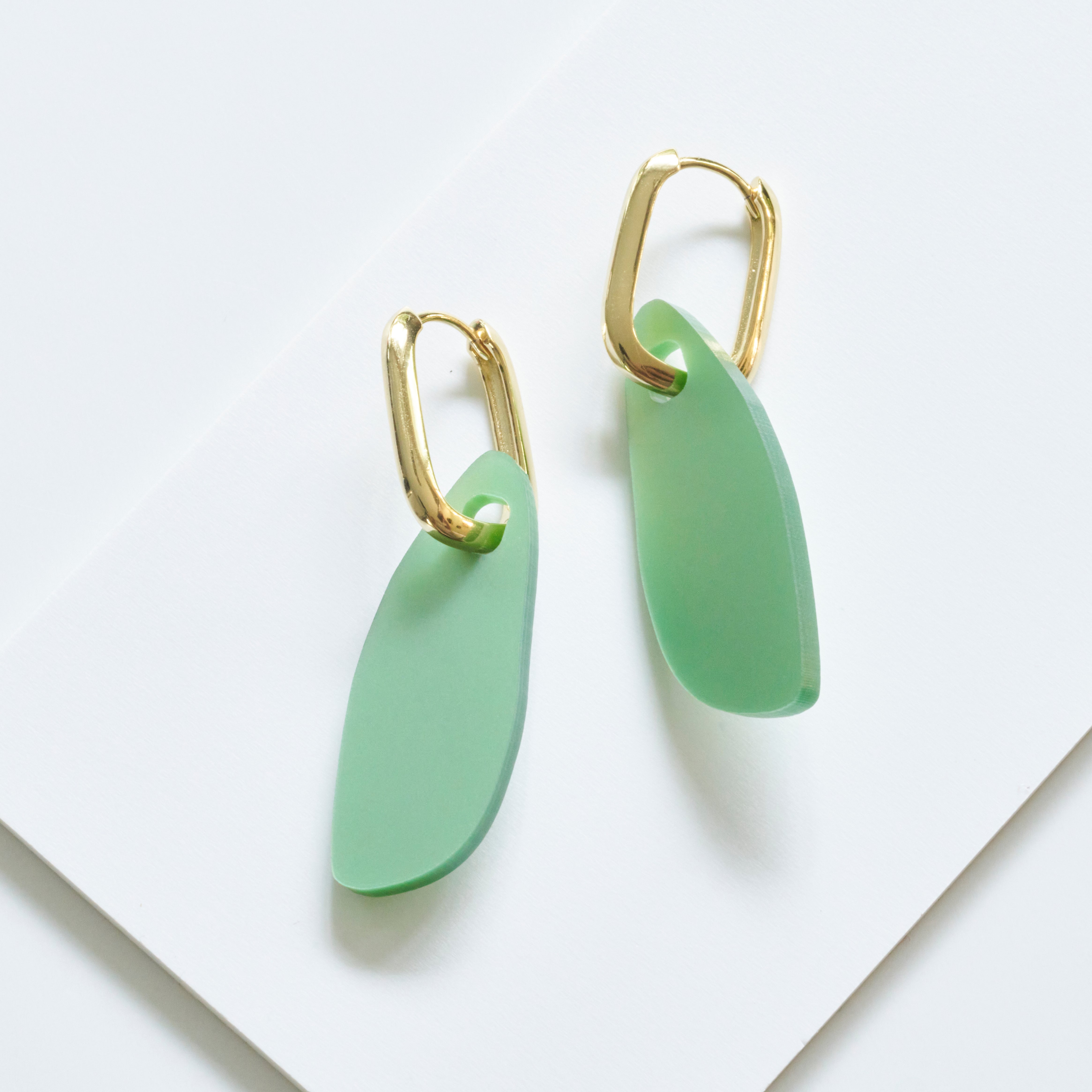 Eva - pearly green-acrylic glass-Veronica Antonucci-Vergoldete Kreole-Veronica Antonucci-nachhaltige-statement-ohrringe-schweiz
