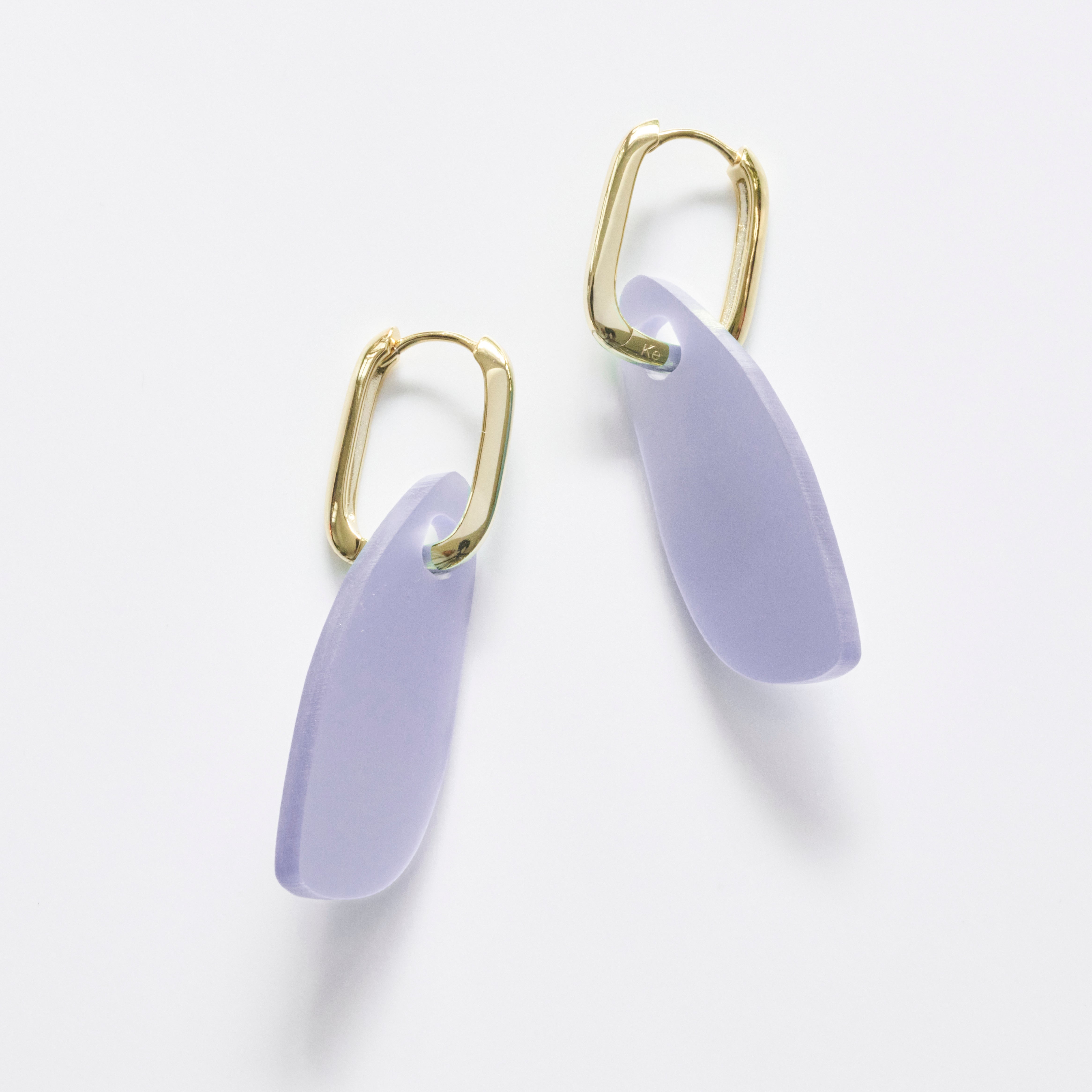 Eva - pearly lavender-acrylic glass-Veronica Antonucci-Vergoldete Kreole-Veronica Antonucci-nachhaltige-statement-ohrringe-schweiz