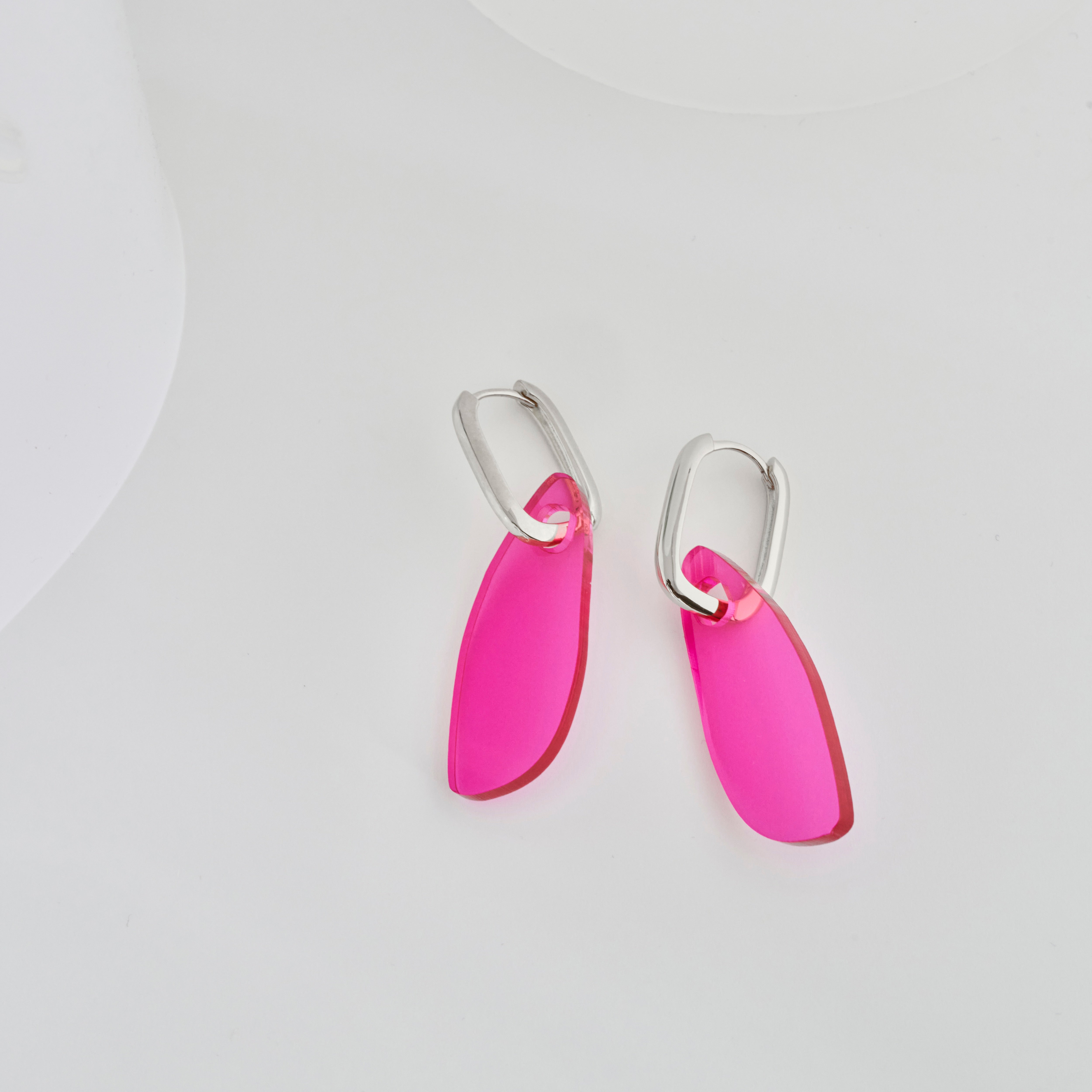 Eva - pink-acrylic glass-Veronica Antonucci-Silber Kreole-Veronica Antonucci-nachhaltige-statement-ohrringe-schweiz