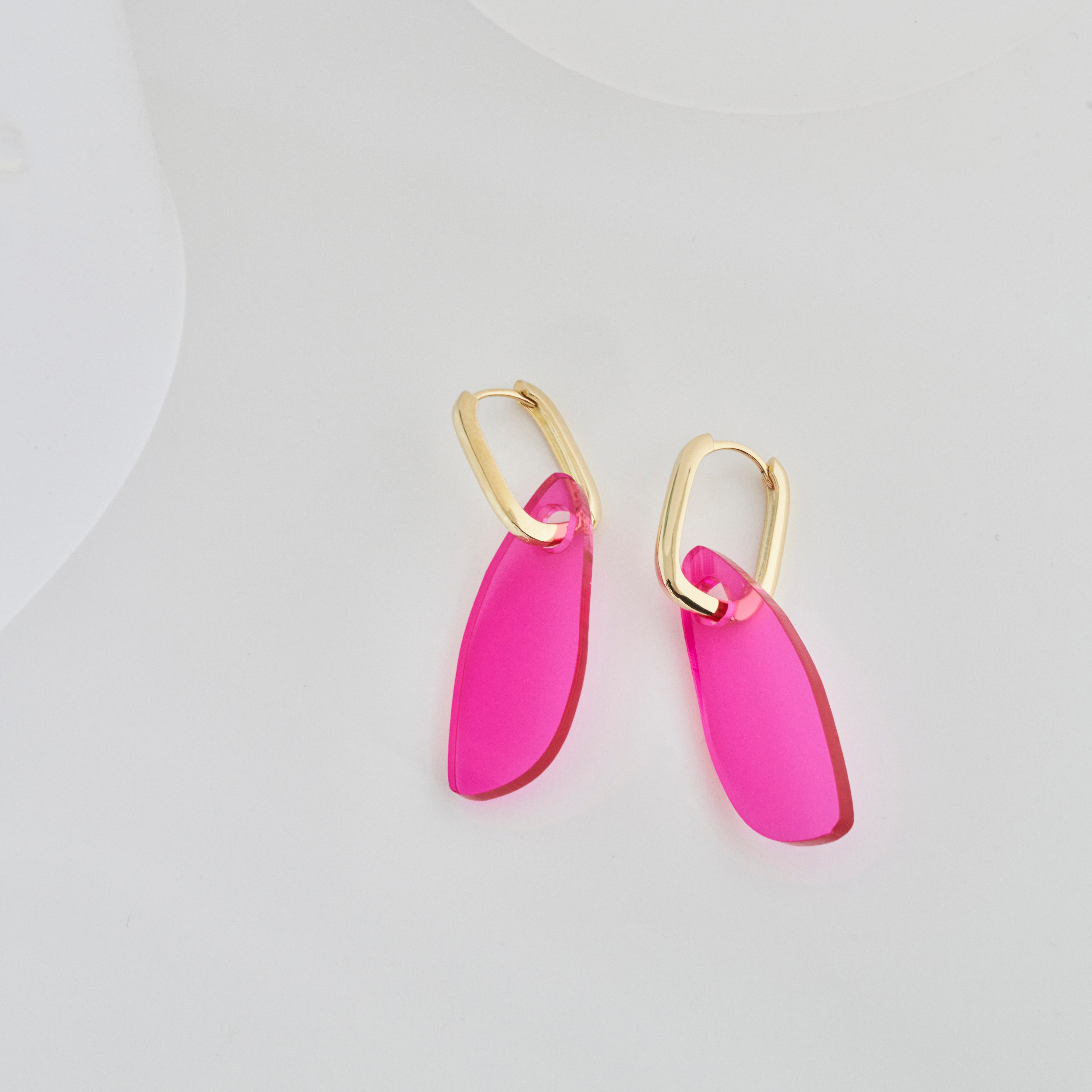 Eva - pink-acrylic glass-Veronica Antonucci-Vergoldete Kreole-Veronica Antonucci-nachhaltige-statement-ohrringe-schweiz