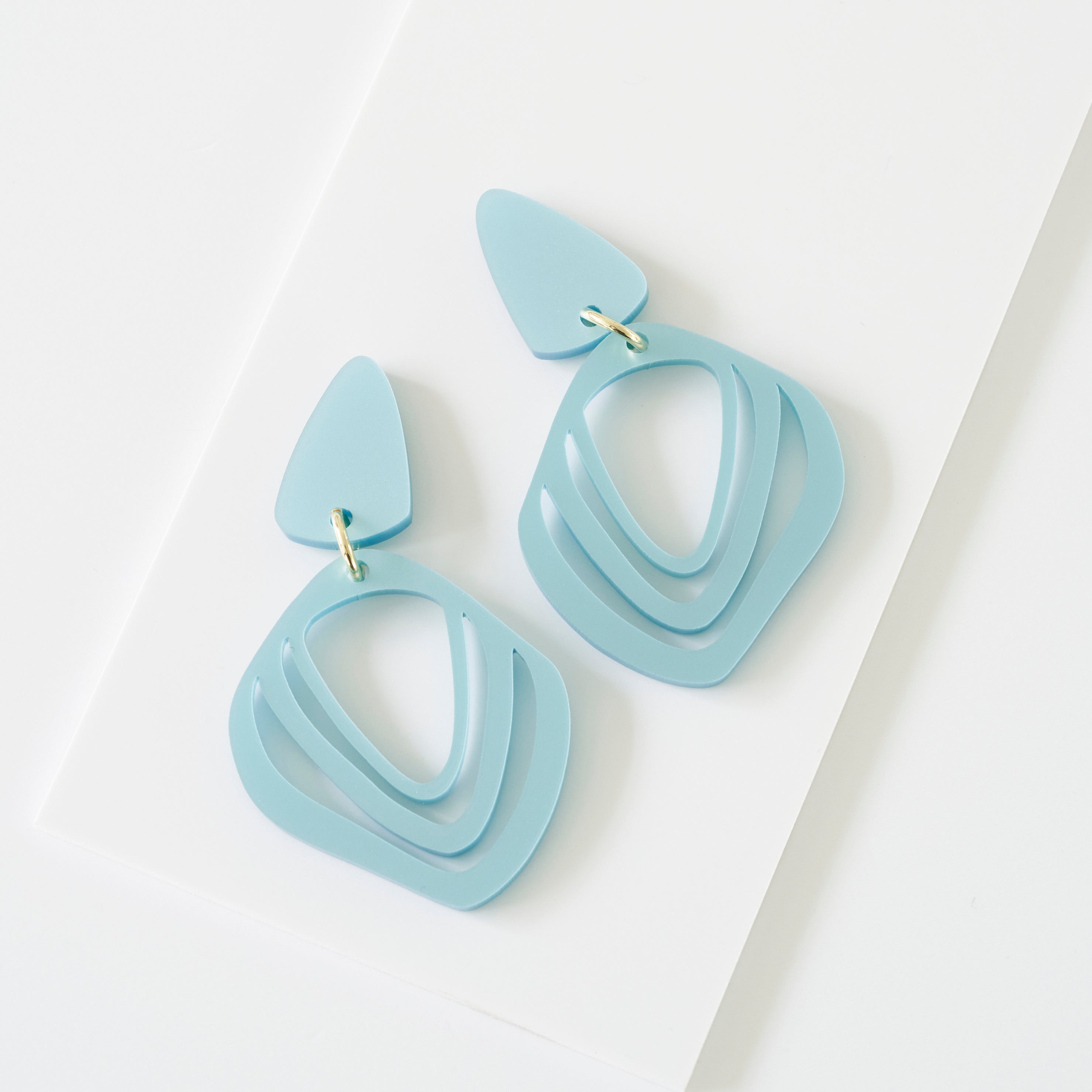 Iluska - pearly blue-acrylic glass-Veronica Antonucci-Veronica Antonucci-nachhaltige-statement-ohrringe-schweiz