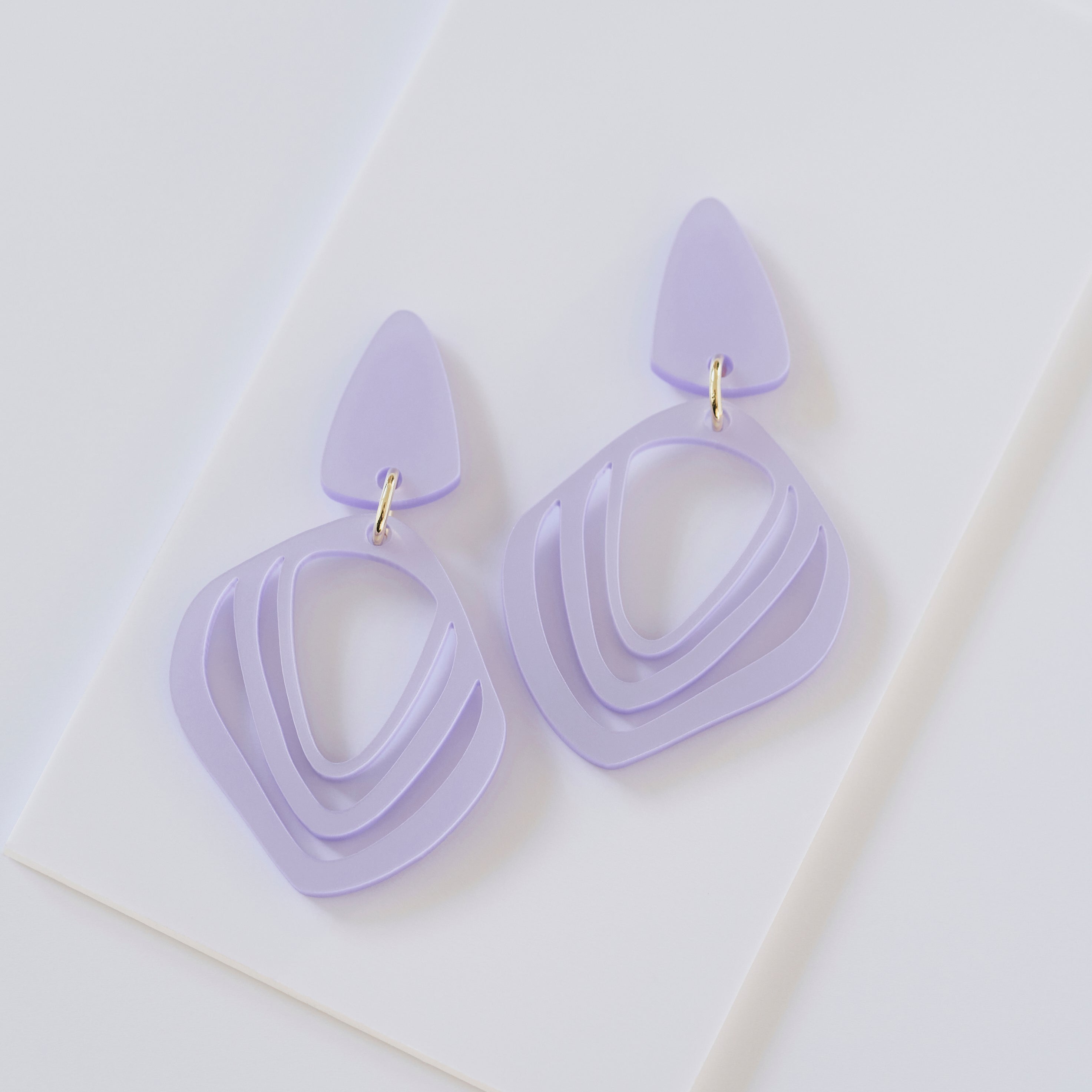 Iluska - pearly lavender-Veronica Antonucci-Veronica Antonucci-nachhaltige-statement-ohrringe-schweiz