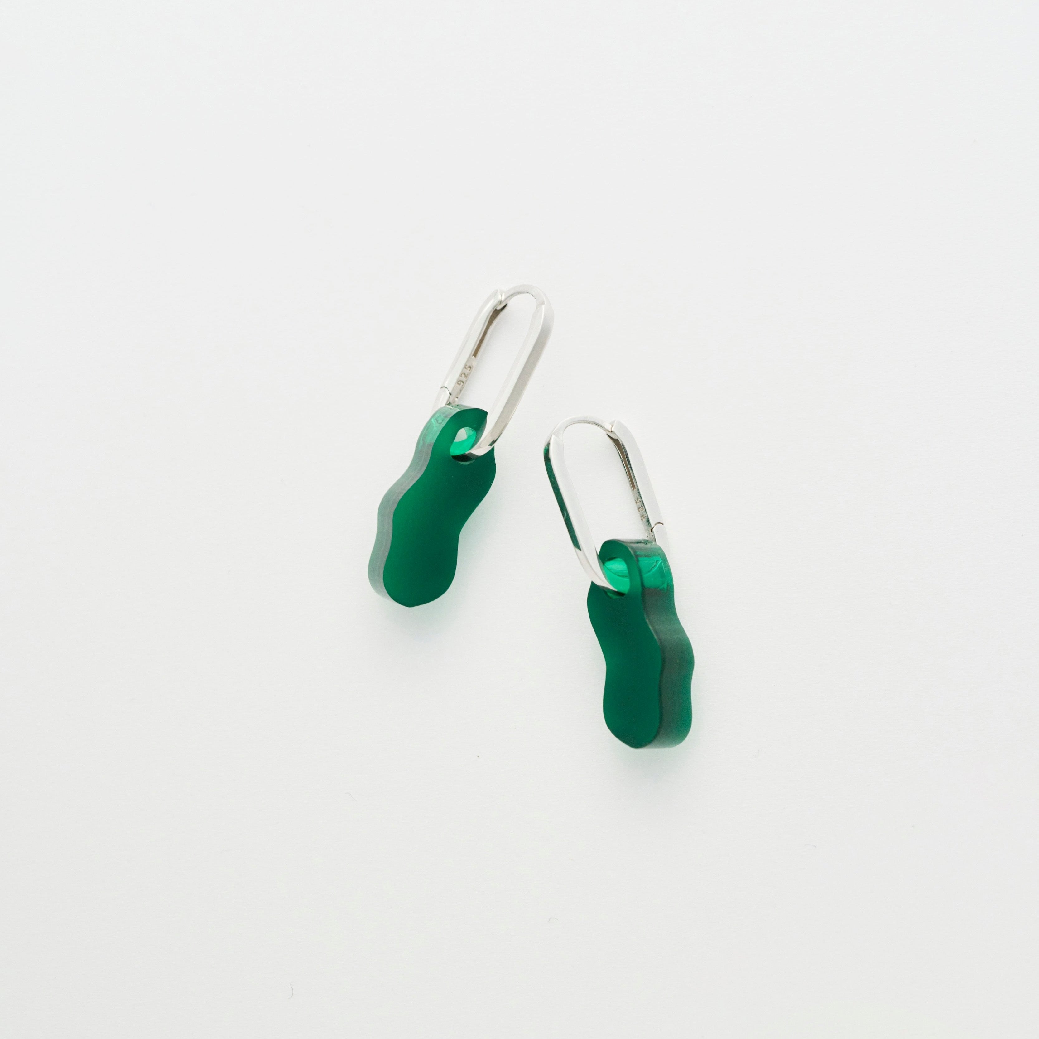 Inaya-acrylic glass-Veronica Antonucci-Silber Kreole-frosted dark green-Veronica Antonucci-nachhaltige-statement-ohrringe-schweiz