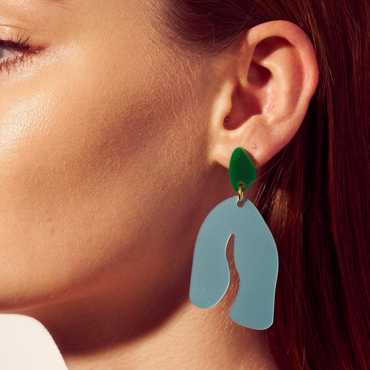 Kim - pearly blue & jungle-Veronica Antonucci-Veronica Antonucci-nachhaltige-statement-ohrringe-schweiz