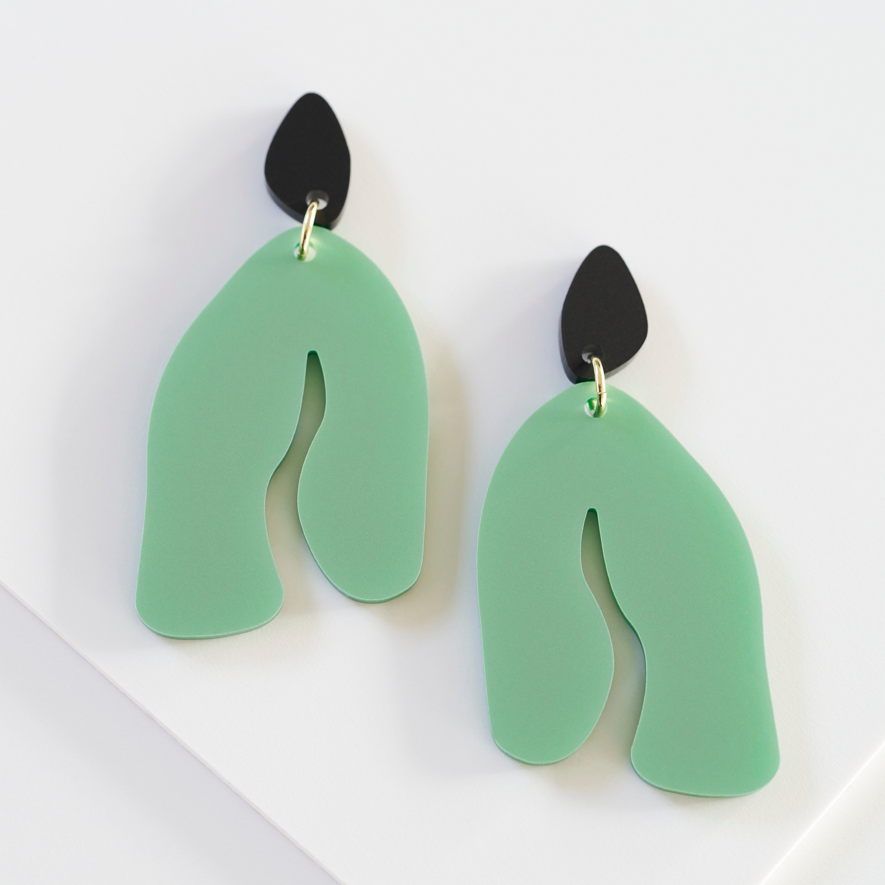 Kim - pearly green and frosted black-Veronica Antonucci-Veronica Antonucci-nachhaltige-statement-ohrringe-schweiz