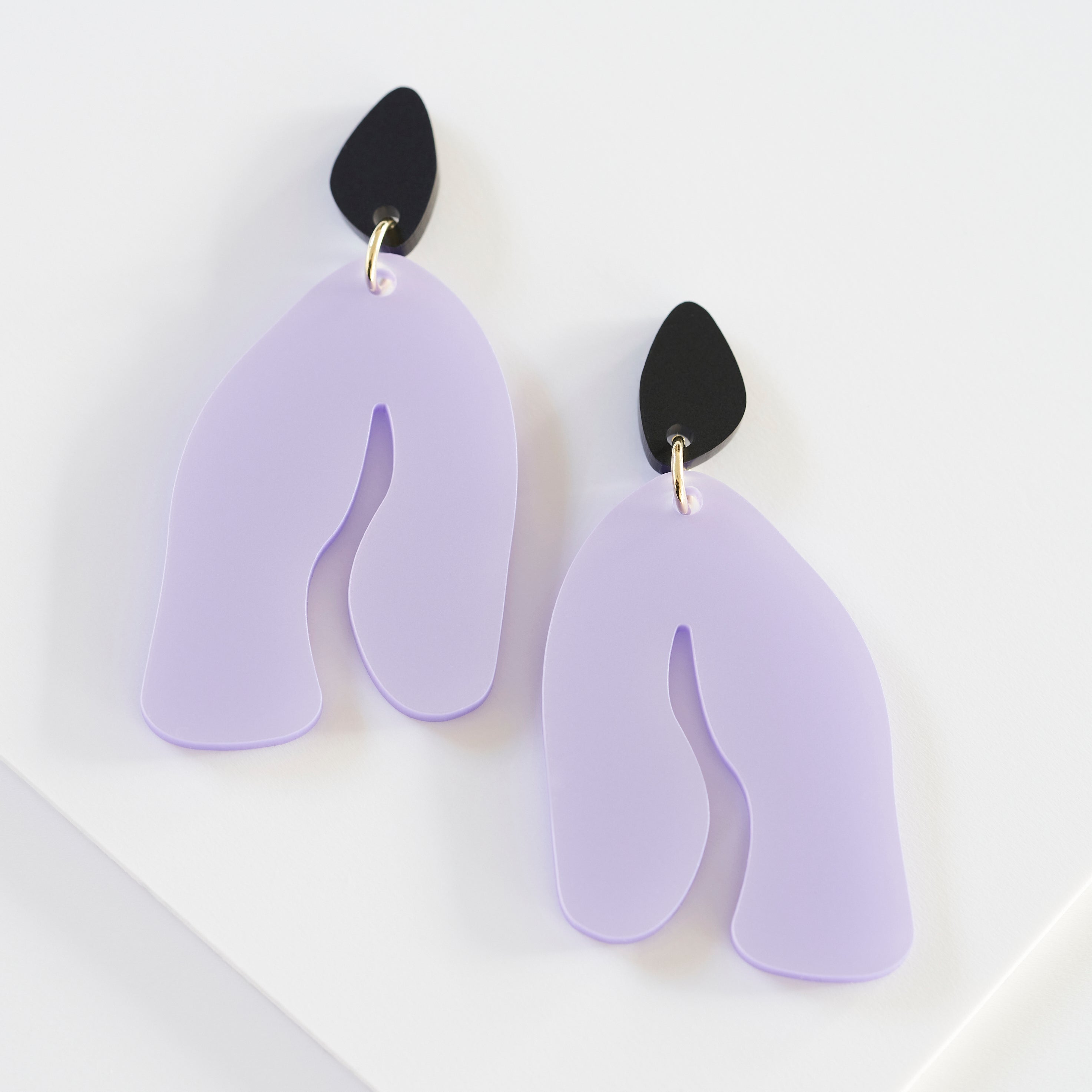 Kim-acrylic glass-Veronica Antonucci-pearly lavender & frosted black-Veronica Antonucci-nachhaltige-statement-ohrringe-schweiz