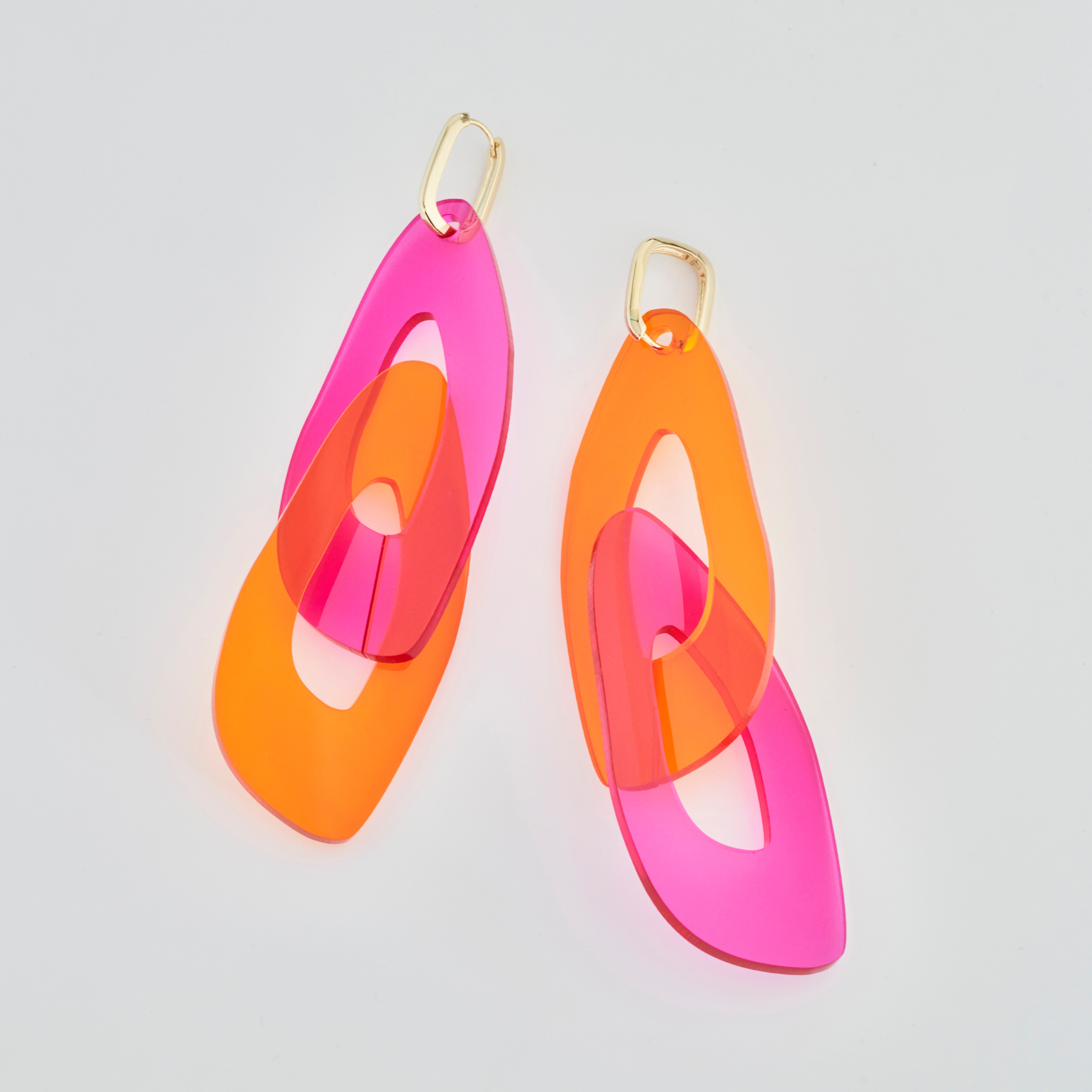 Milky Diamond-acrylic glass-Veronica Antonucci-Vergoldete Kreole-orange & pink-Veronica Antonucci-nachhaltige-statement-ohrringe-schweiz
