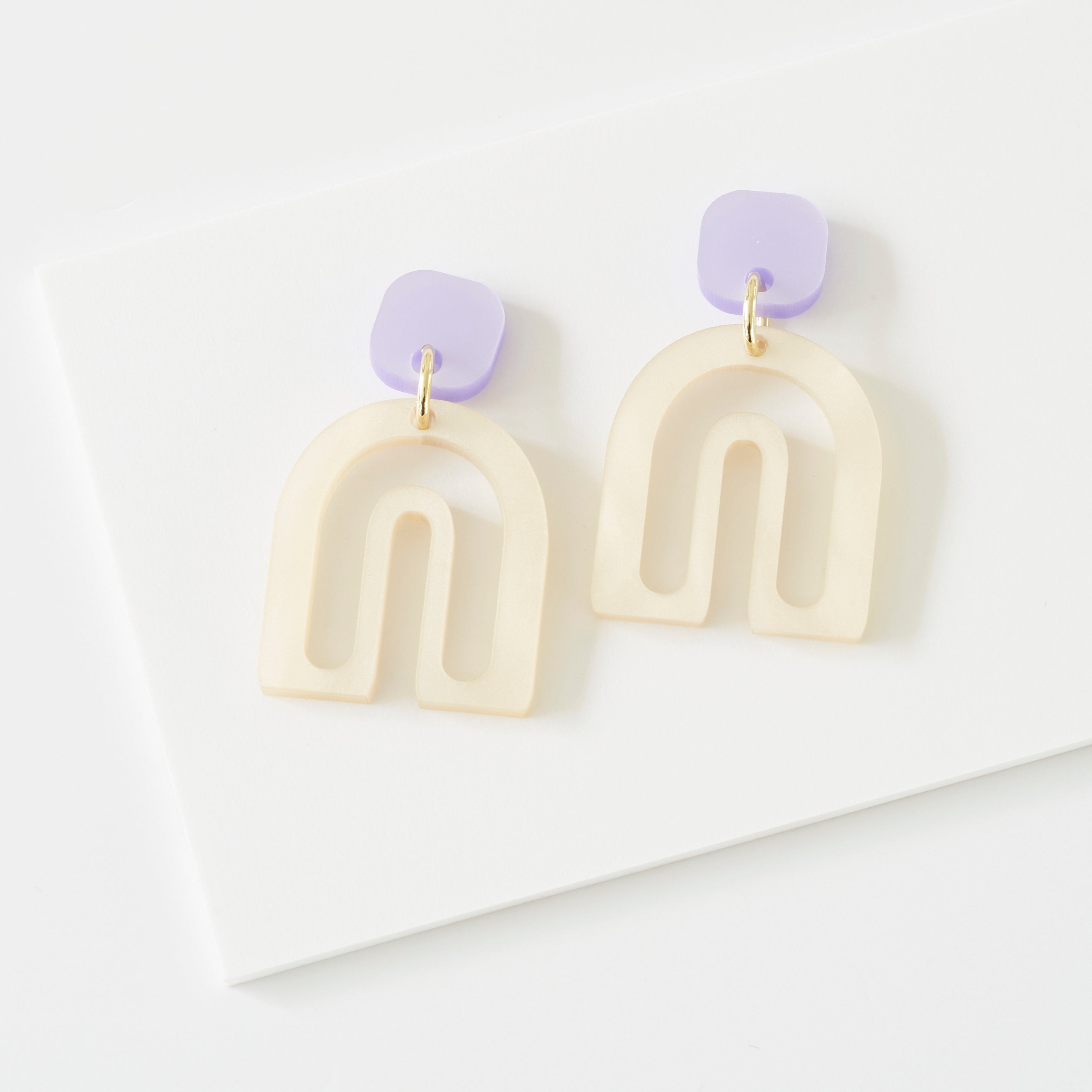 Pika - pearl and pearly lavender-acrylic glass-Veronica Antonucci-Veronica Antonucci-nachhaltige-statement-ohrringe-schweiz