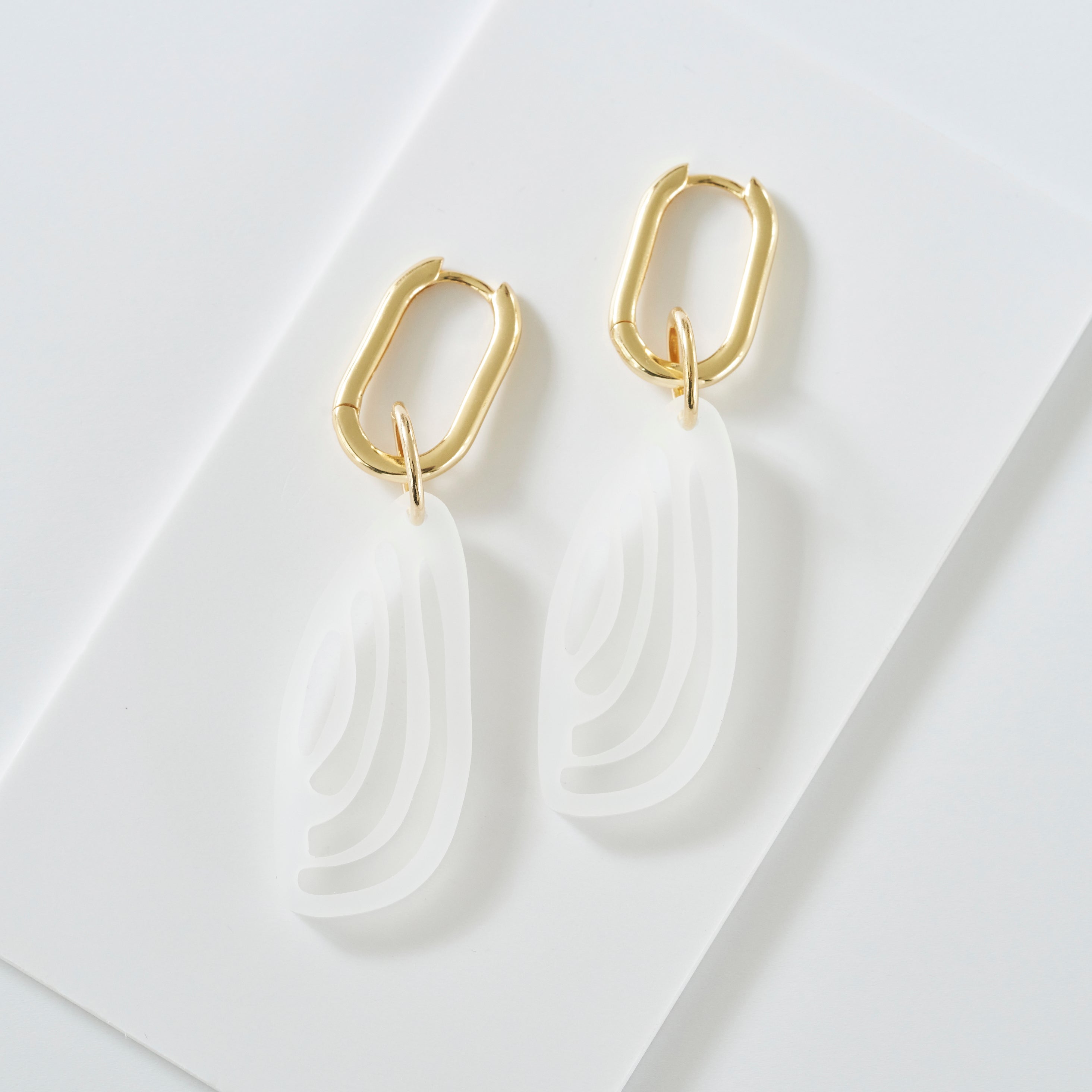 Kiana-acrylic glass-Veronica Antonucci-frosted white with gold plated hoops-Veronica Antonucci-nachhaltige-statement-ohrringe-schweiz