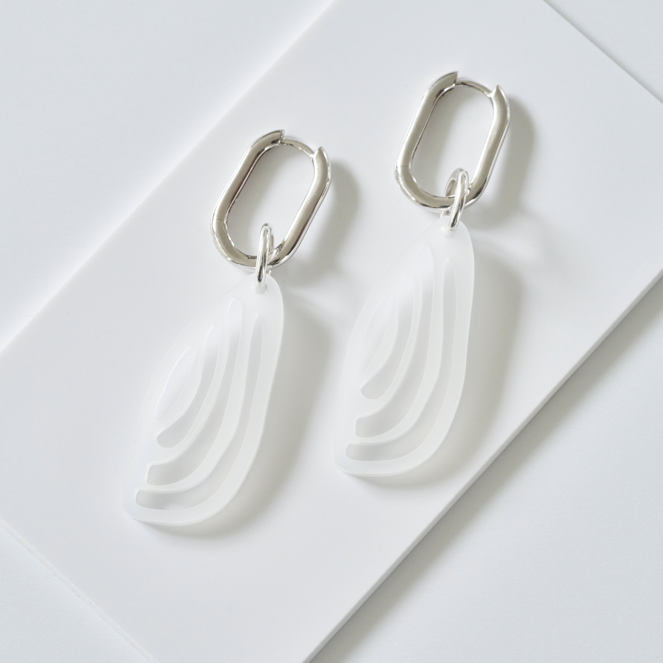 Kiana-acrylic glass-Veronica Antonucci-frosted white with silver hoops-Veronica Antonucci-nachhaltige-statement-ohrringe-schweiz