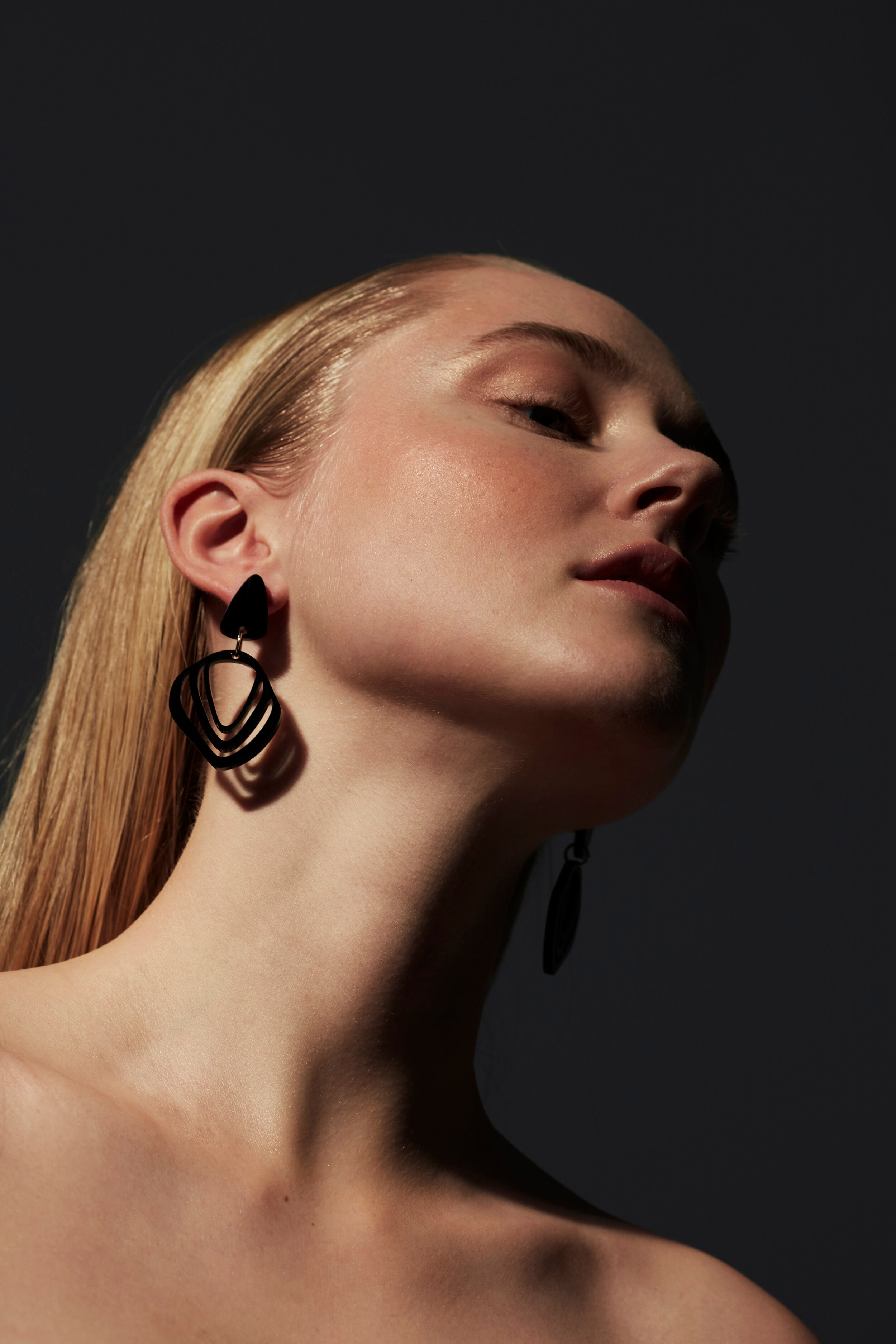 blonde woman wearing the Iluska black acrylic earrings