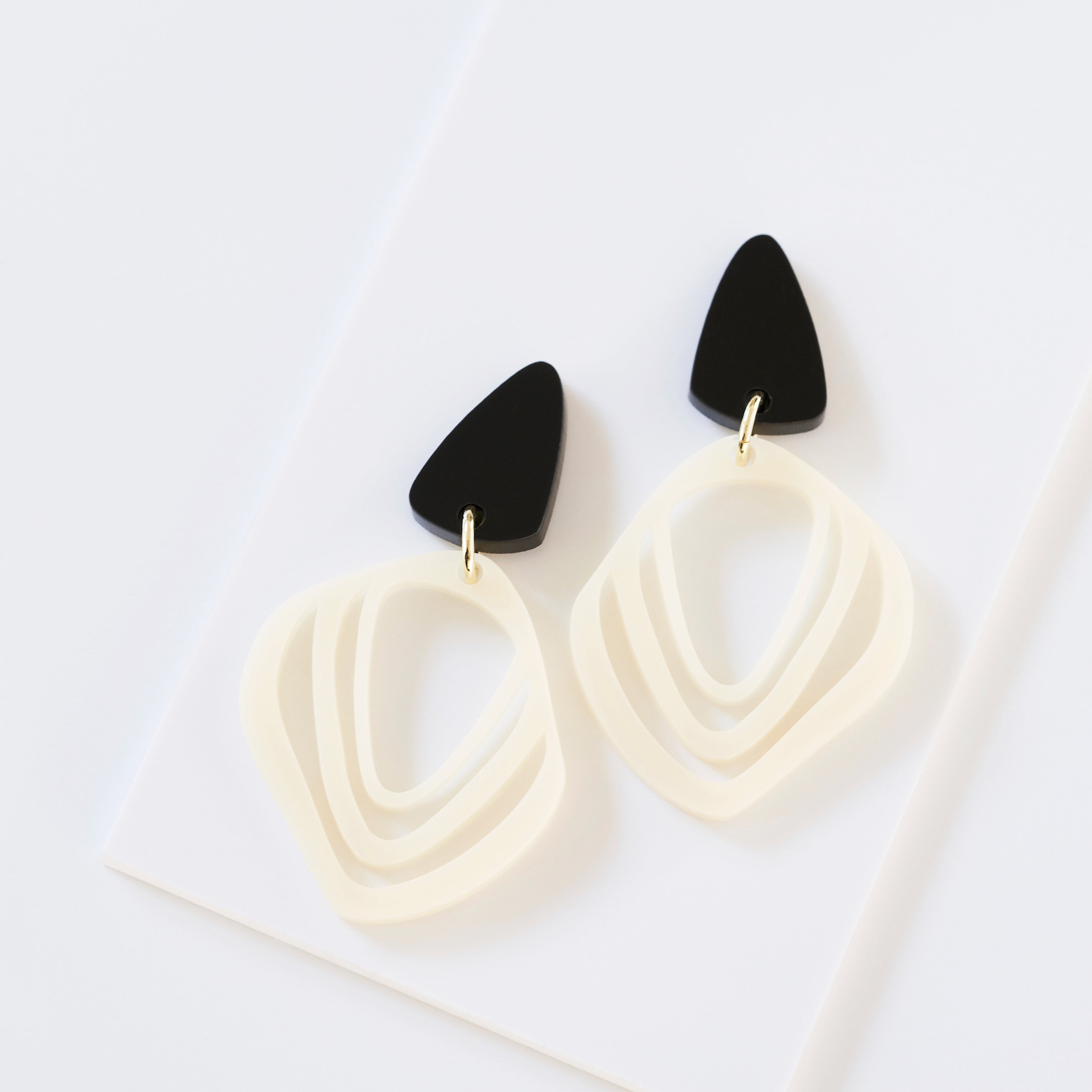 Iluska-acrylic glass-Veronica Antonucci-cream & black-Veronica Antonucci-nachhaltige-statement-ohrringe-schweiz