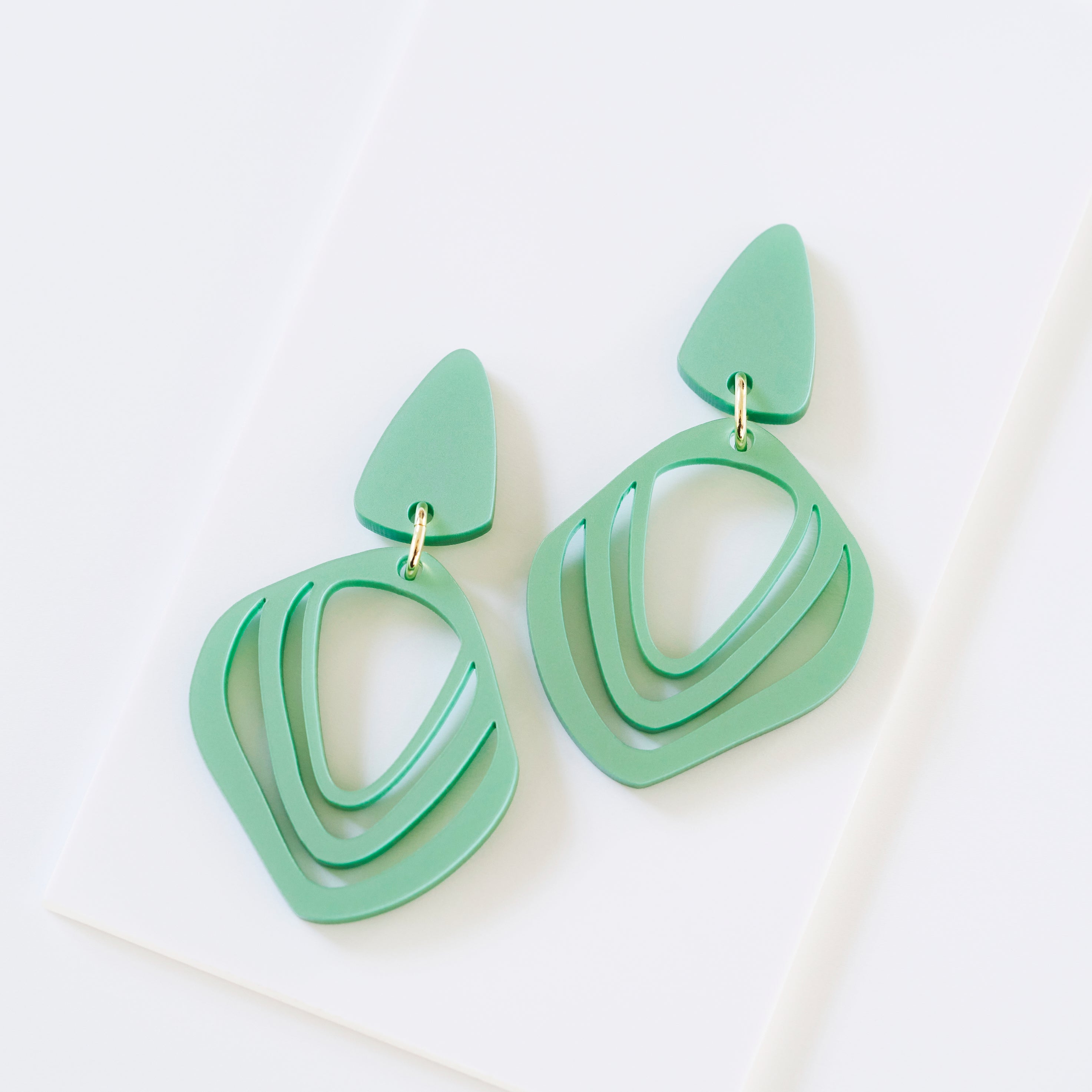 Iluska-acrylic glass-Veronica Antonucci-pearly green-Veronica Antonucci-nachhaltige-statement-ohrringe-schweiz