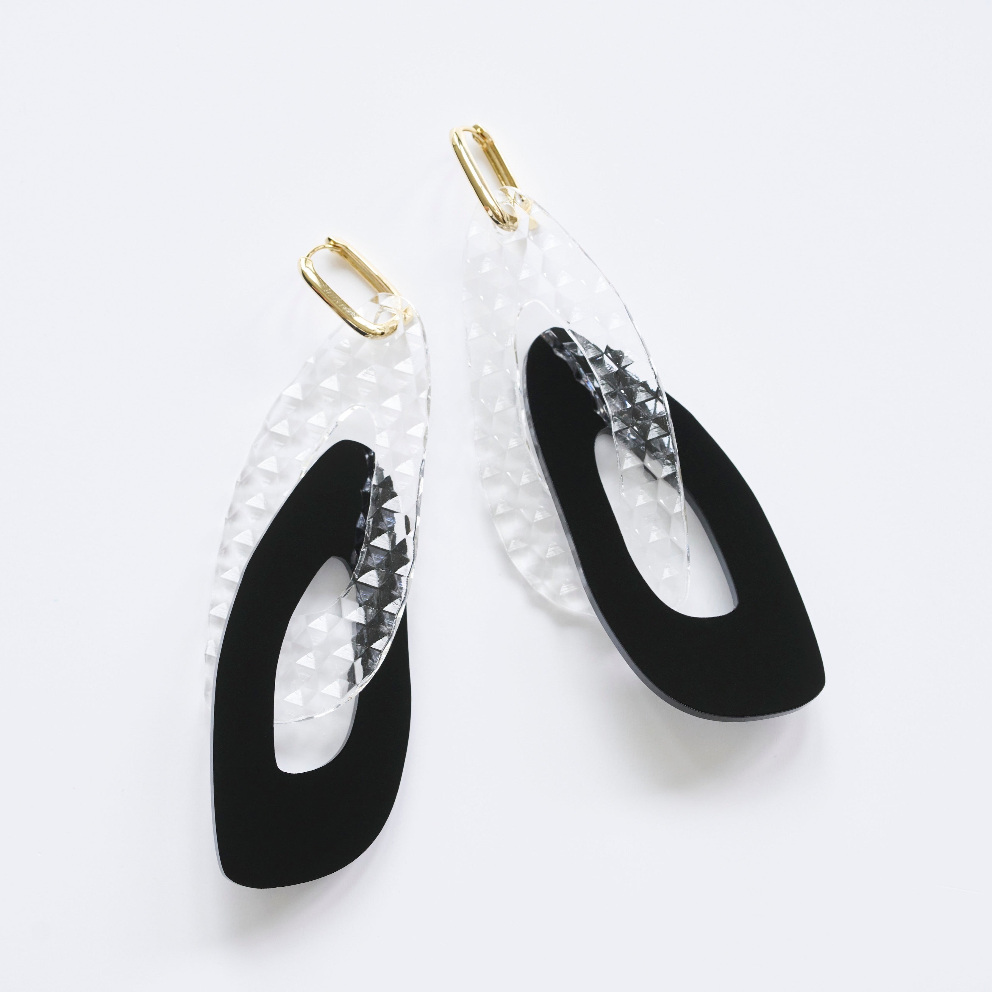 Milky Diamond-acrylic glass-Veronica Antonucci-Vergoldete Kreole-crystal & black-Veronica Antonucci-nachhaltige-statement-ohrringe-schweiz