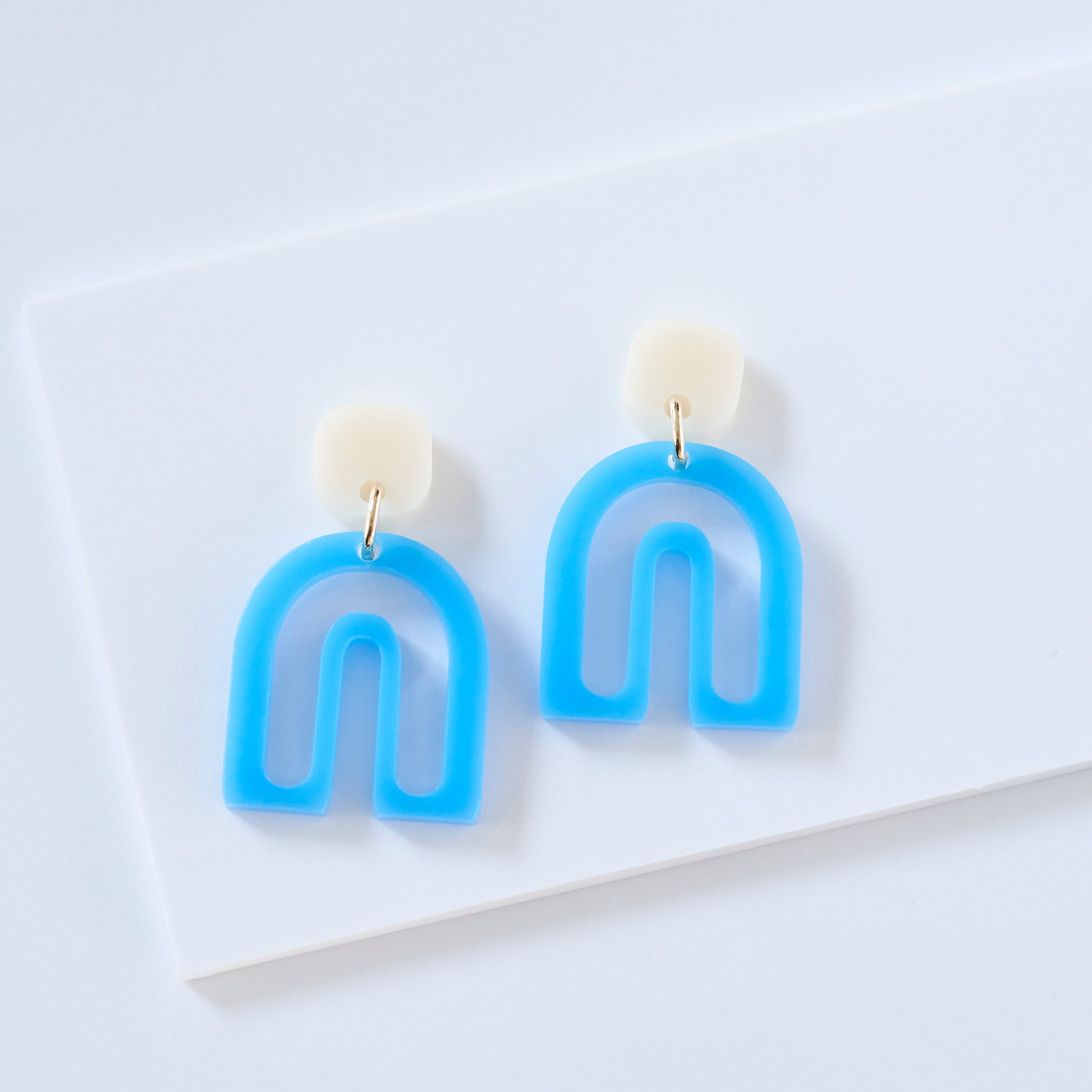 Pika - azure and cream-Veronica Antonucci-Veronica Antonucci-nachhaltige-statement-ohrringe-schweiz