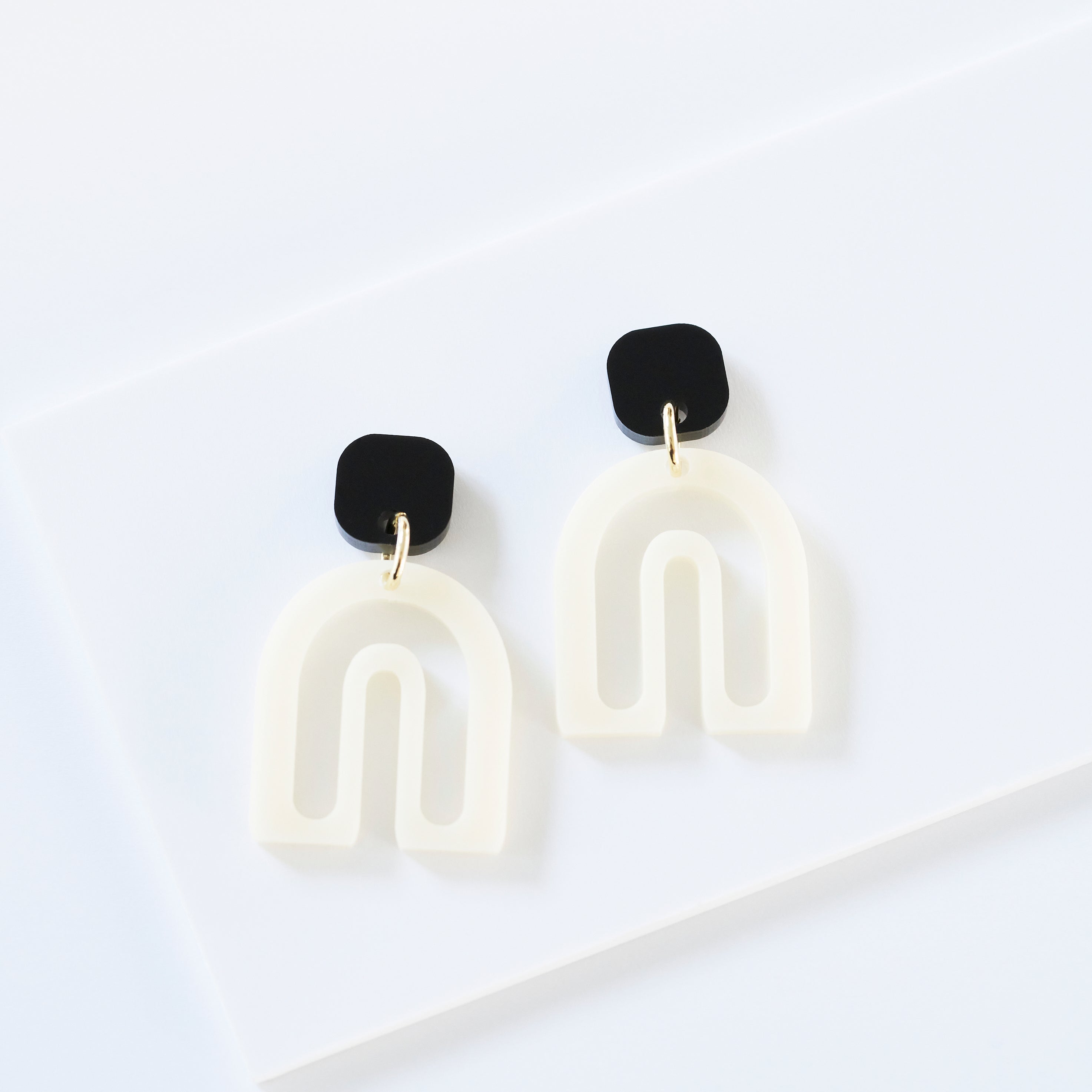 Pika-acrylic glass-Veronica Antonucci-cream & black-Veronica Antonucci-nachhaltige-statement-ohrringe-schweiz