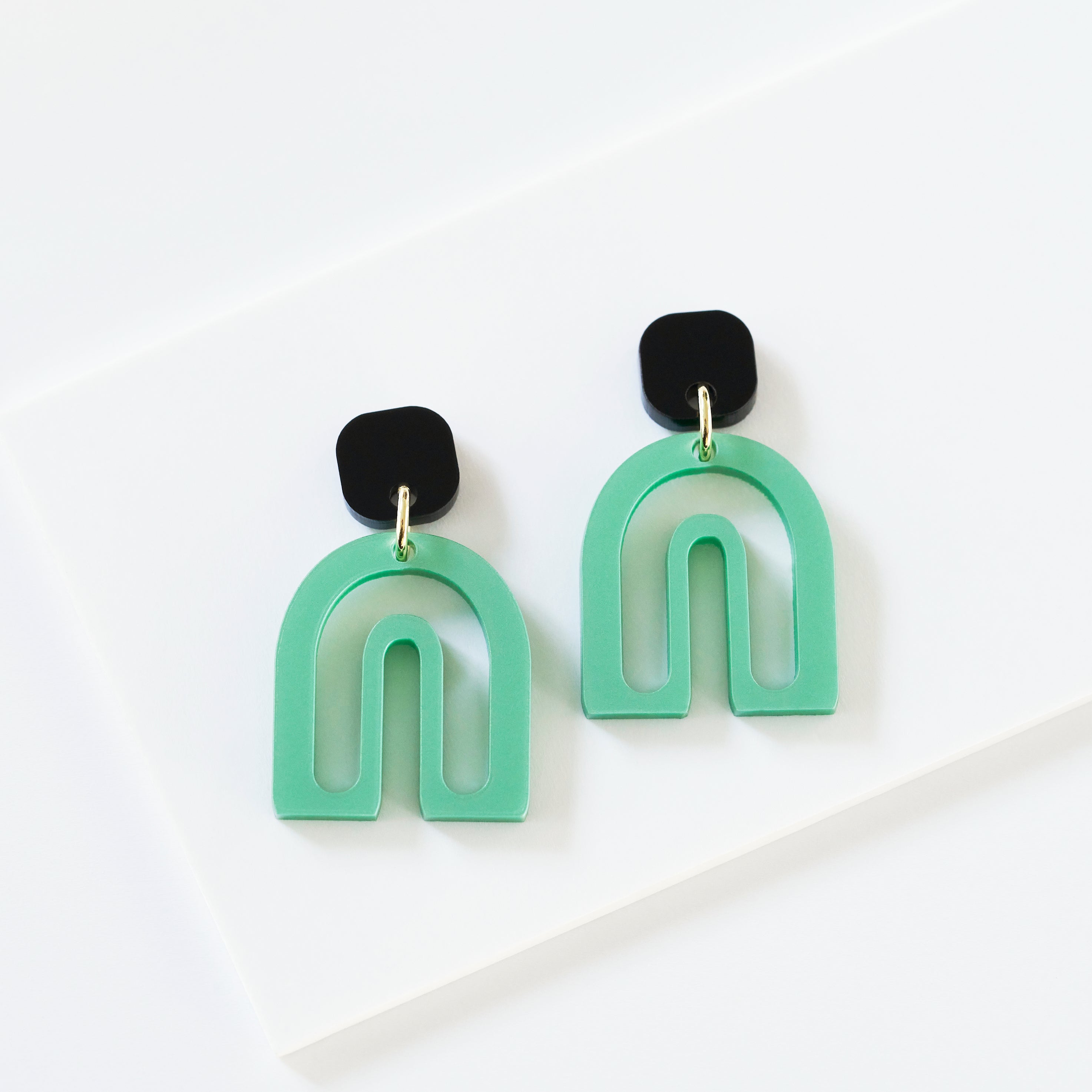 Pika-acrylic glass-Veronica Antonucci-pearly green & black-Veronica Antonucci-nachhaltige-statement-ohrringe-schweiz